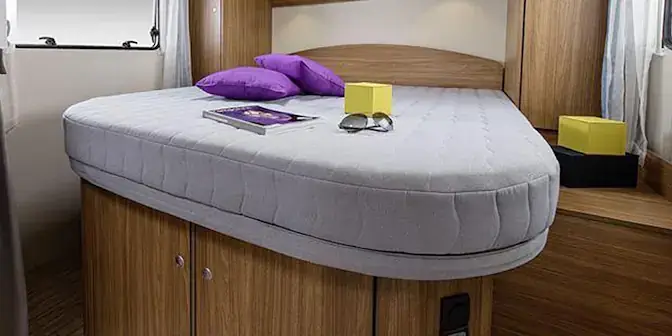 Bild zeigt ein komfortables Doppelbett in einem Wohnmobil